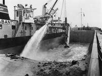 842640 Afbeelding van een zandzuiger op een schip aangemeerd langs het Amsterdam-Rijnkanaal, dat zand aanvoert voor de ...
